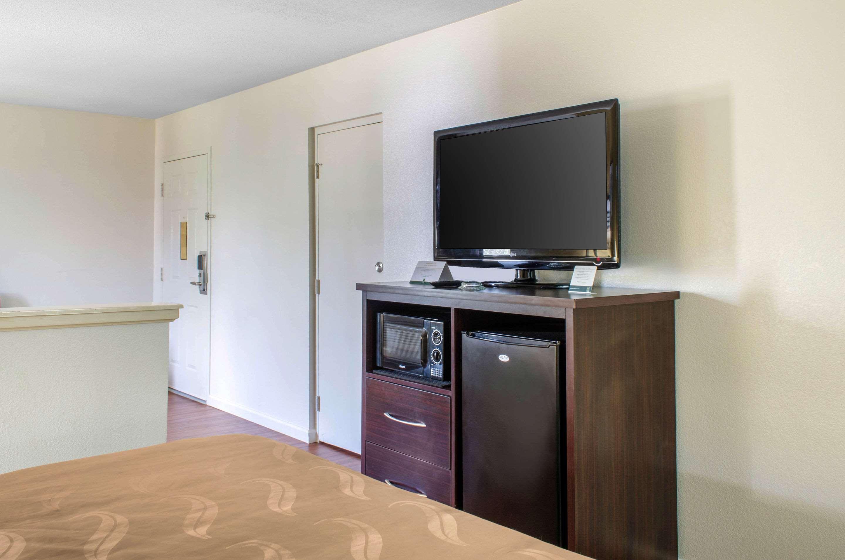 מק'קומב Quality Inn מראה חיצוני תמונה