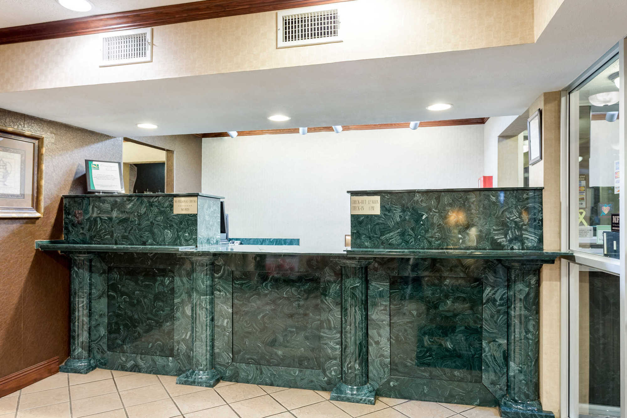 מק'קומב Quality Inn מראה פנימי תמונה